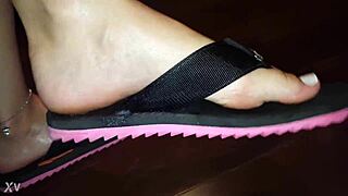 Luh strokes cock hard between her soft feet