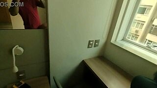 Quer ver minha enteada gemer na sacada enquanto lambo sua buceta grande?