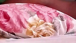 en-chan spreads clit for three finger deep pussy technique