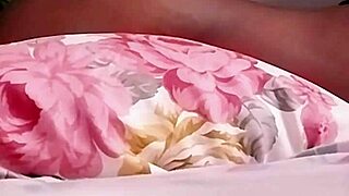 en-chan spreads clit for three finger deep pussy technique