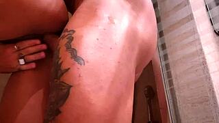 fui pro banheiro do amigo e ele me comeu gostoso no chuveiro 🔥🍑💦