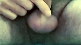 oh god i'm jerkin with latex gloves cockring so tight!!