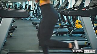 athletic gym babe spreads tight wet pussy for homemade protein cumshot finish