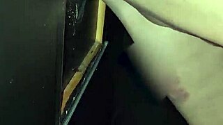 o corno me levou pro glory hole e eu fiz a festa com varios 😈🍆💦