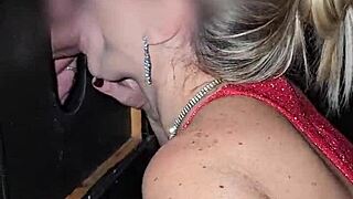 o corno me levou pro glory hole e eu fiz a festa com varios 😈🍆💦