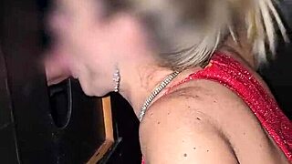 o corno me levou pro glory hole e eu fiz a festa com varios 😈🍆💦