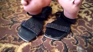 god i love watching this milf goddess spread her bare feet an toes fer ya erotic play