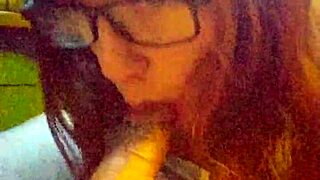 quieres ver como se traga la verga y bolas enteras?