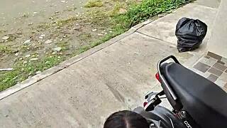 despues de la fiesta la chica latina espera uber y termina en mi casa chupando