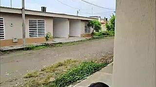 despues de la fiesta la chica latina espera uber y termina en mi casa chupando