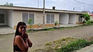 despues de la fiesta la chica latina espera uber y termina en mi casa chupando