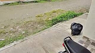 despues de la fiesta la chica latina espera uber y termina en mi casa chupando