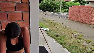 despues de la fiesta la chica latina espera uber y termina en mi casa chupando