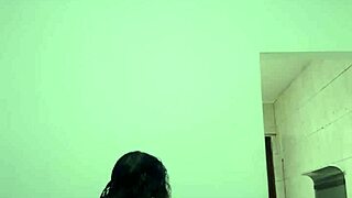 gostosa rebola no funk mostrando peitinhos suculentos e buceta molhada pra cam, delícia total