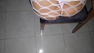 Su coño apretado me aprieta la verga hasta el límite