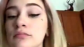 chica topless con big tits y ass en webcam, mira como se mueve tan rico 😏