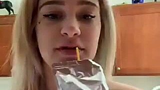 chica topless con big tits y ass en webcam, mira como se mueve tan rico 😏