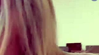 chica topless con big tits y ass en webcam, mira como se mueve tan rico 😏