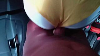 deixe um halls preto no painel do uber e veja essa latina prostituta gozando de quatro no doggystyle