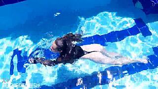 Latex jessica bunny sinks wet pussy underwater