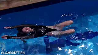 Latex jessica bunny sinks wet pussy underwater