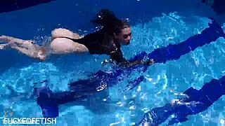 Latex jessica bunny sinks wet pussy underwater