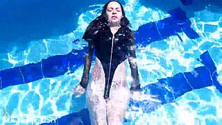 Latex jessica bunny sinks wet pussy underwater