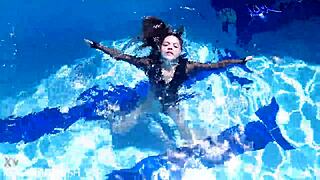 Latex jessica bunny sinks wet pussy underwater