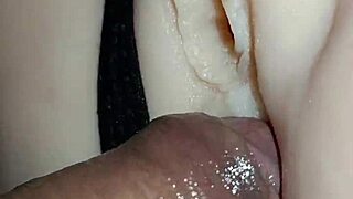 candy gime de placer con tanga negra mientras recibe creampie anal en ano apretado close up