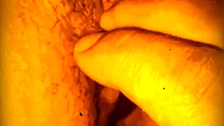 mi vecino mete dedos en mi coño mientras mi marido labora y no se entera de nada