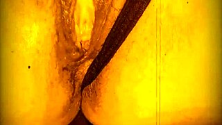 mi vecino mete dedos en mi coño mientras mi marido labora y no se entera de nada