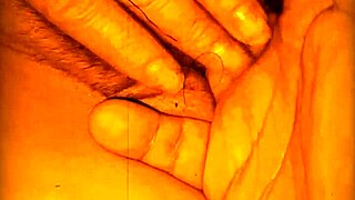 mi vecino mete dedos en mi coño mientras mi marido labora y no se entera de nada