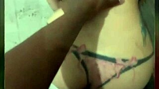 a putinha aceitou dar o cuzinho em banheiro público com chamada de vídeo pro amante