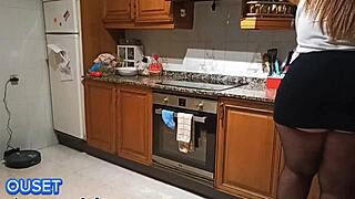 mi encanta esa latina con culo enorme sorprendida en la cocina