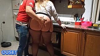 mi encanta esa latina con culo enorme sorprendida en la cocina