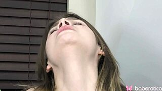 Minni Love fingers wet pussy on desk 💦😍
