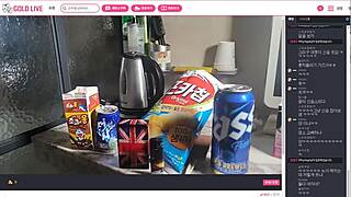 Korean couple goes wild with amateur hotel room sex romp 😘🏨