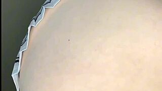 Me masturban con un dildo enorme hasta el squirt explosivo y orgasmo total