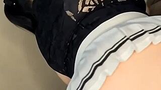 Me masturban con un dildo enorme hasta el squirt explosivo y orgasmo total