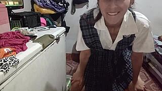 mi colegiala entra al cuarto ajeno y termina mamando en sesion sexual