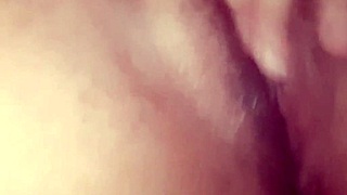 a safada novinha me deixou excitado com sua buceta molhadinha e me fez gozar quick