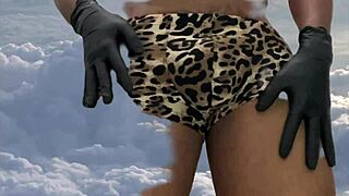 SEXY MUSCULAR ARMY GIRL FILMS HER CURVY MASTURBATION DANCE