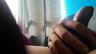 me depilando y de repente masturbándome viendo porno tan rico