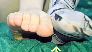 hey you snuck into stepsis room late night... now jerk to her soft toes and lick those tight holes 😈👅