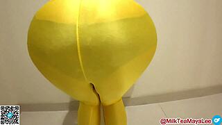 amateur asian bombshell rocks huge ass cameltoe through tight leggings