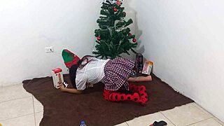 how does this mature student slut masturbate her clit with dildo under christmas spotlights homemade?
