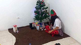 how does this mature student slut masturbate her clit with dildo under christmas spotlights homemade?