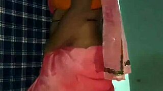 Shemale Dances Seductively in Saree Performing Hot Indian Mujra