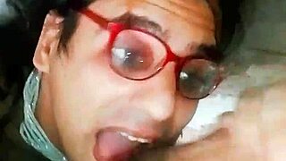 mi novia me lleva al balcón y me chupa la polla hasta el fondo...