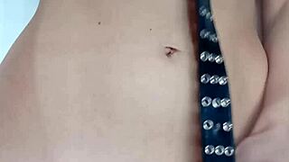 castigandome un poquito con un cinturon